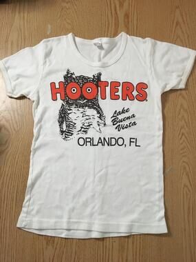 B85 Womens Hooters Girl Worn Short Sleeve Baby T-shirt Orlando Florida Medium